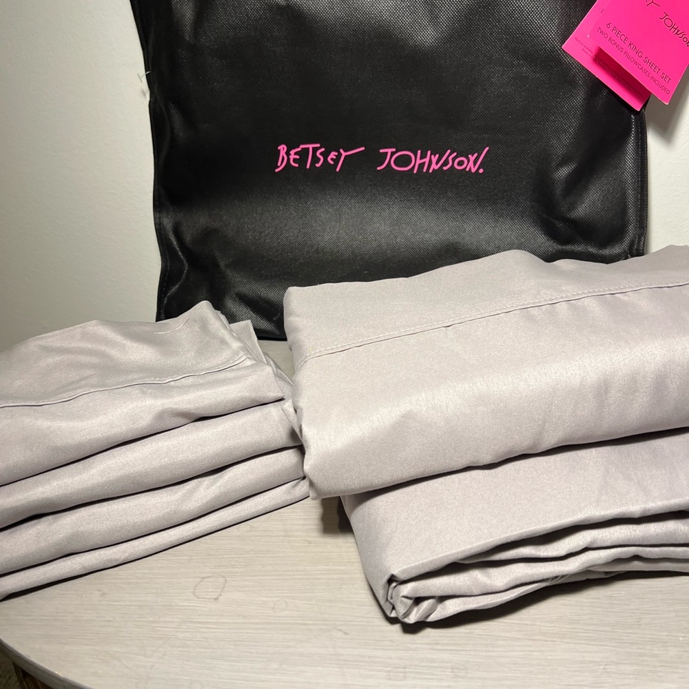 NWT Betsey Johnson Solid Gray 6 Piece Lightweight King Sheets + Storage Clutch